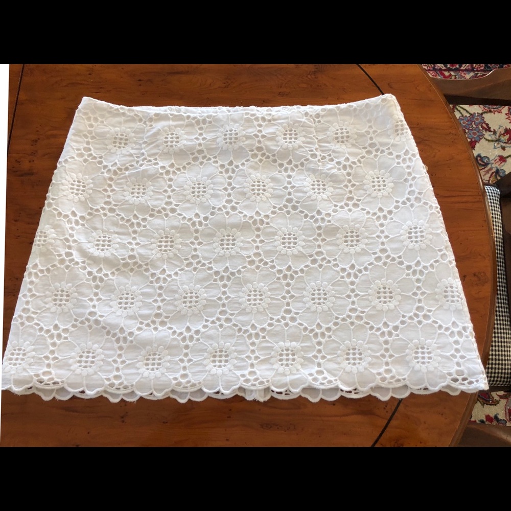Lilly Pulitzer White scalloped bottom skirt